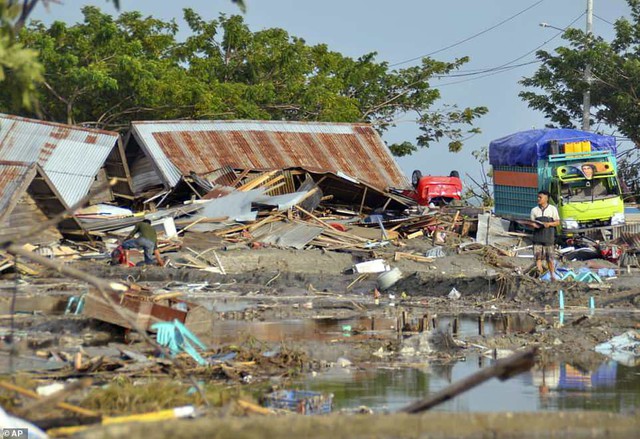 Khung cảnh hoang tàn sau cơn sóng thần khiến ít nhất 384 người thiệt mạng ở Indonesia - Ảnh 9.