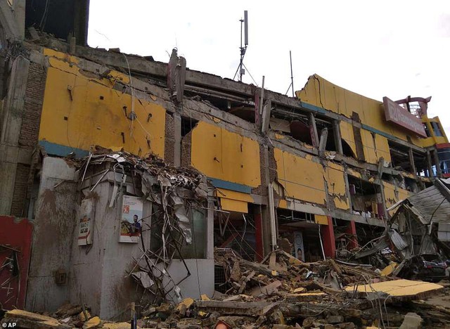 Khung cảnh hoang tàn sau cơn sóng thần khiến ít nhất 384 người thiệt mạng ở Indonesia - Ảnh 8.