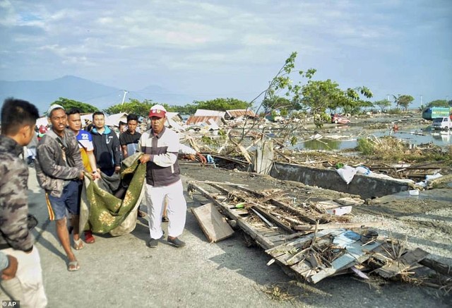 Khung cảnh hoang tàn sau cơn sóng thần khiến ít nhất 384 người thiệt mạng ở Indonesia - Ảnh 7.