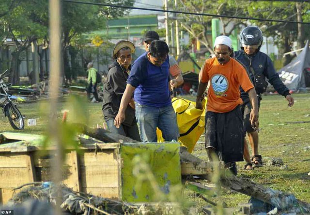 Khung cảnh hoang tàn sau cơn sóng thần khiến ít nhất 384 người thiệt mạng ở Indonesia - Ảnh 6.