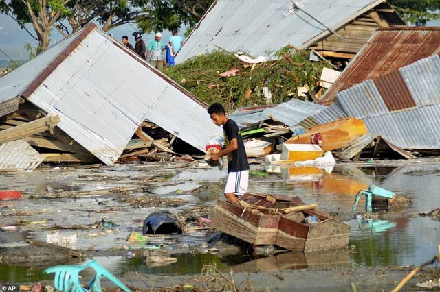 Khung cảnh hoang tàn sau cơn sóng thần khiến ít nhất 384 người thiệt mạng ở Indonesia - Ảnh 5.