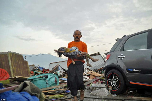 Khung cảnh hoang tàn sau cơn sóng thần khiến ít nhất 384 người thiệt mạng ở Indonesia - Ảnh 4.