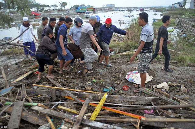 Khung cảnh hoang tàn sau cơn sóng thần khiến ít nhất 384 người thiệt mạng ở Indonesia - Ảnh 3.