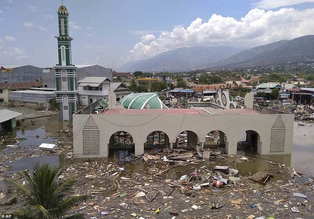 Khung cảnh hoang tàn sau cơn sóng thần khiến ít nhất 384 người thiệt mạng ở Indonesia - Ảnh 2.