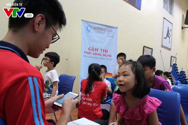 Gần 3.000 học sinh ở Hà Nội được khám, sàng lọc mắt miễn phí - Ảnh 3.