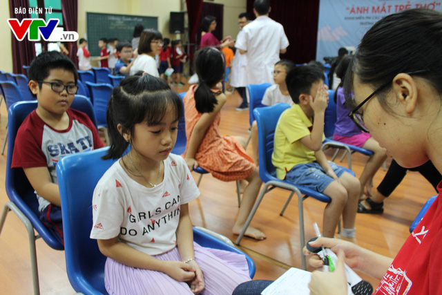 Gần 3.000 học sinh ở Hà Nội được khám, sàng lọc mắt miễn phí - Ảnh 4.