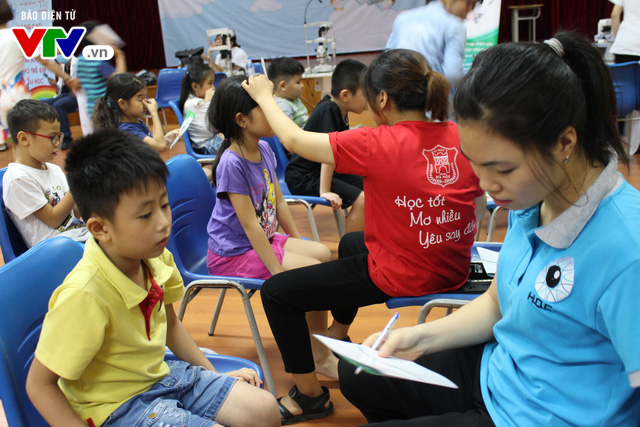 Gần 3.000 học sinh ở Hà Nội được khám, sàng lọc mắt miễn phí - Ảnh 5.