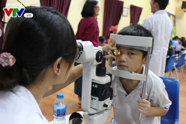 Gần 3.000 học sinh ở Hà Nội được khám, sàng lọc mắt miễn phí - Ảnh 6.