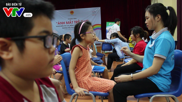 Gần 3.000 học sinh ở Hà Nội được khám, sàng lọc mắt miễn phí - Ảnh 2.