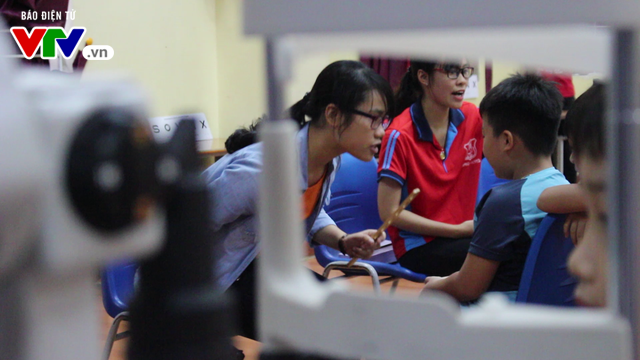Gần 3.000 học sinh ở Hà Nội được khám, sàng lọc mắt miễn phí - Ảnh 7.