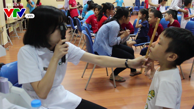Gần 3.000 học sinh ở Hà Nội được khám, sàng lọc mắt miễn phí - Ảnh 1.