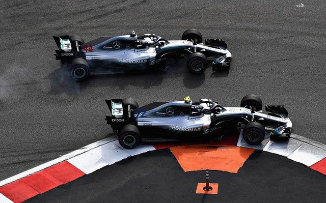 Đua xe F1: Về nhất chặng đua Sochi, Lewis Hamilton tiến sát ngôi vô địch thế giới - Ảnh 2.