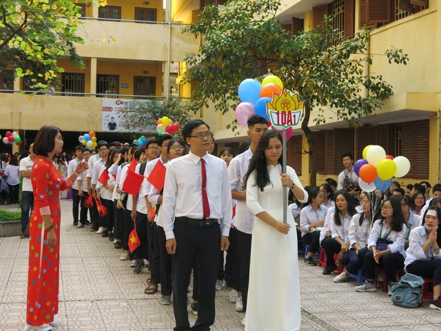 Học sinh trường THPT Kim Liên rạng rỡ trong buổi lễ khai giảng - Ảnh 2.