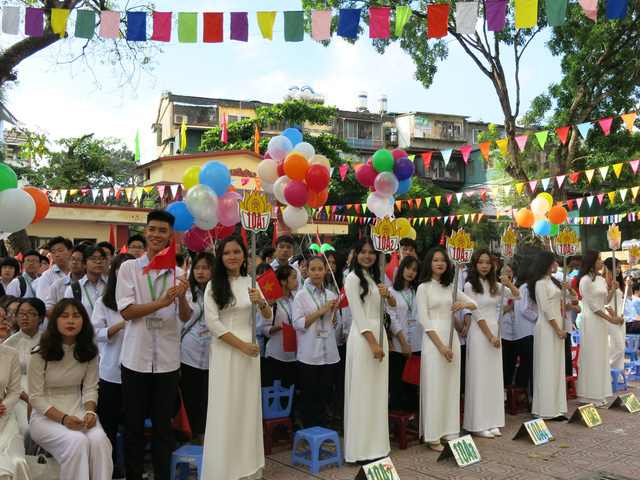 Học sinh trường THPT Kim Liên rạng rỡ trong buổi lễ khai giảng - Ảnh 7.