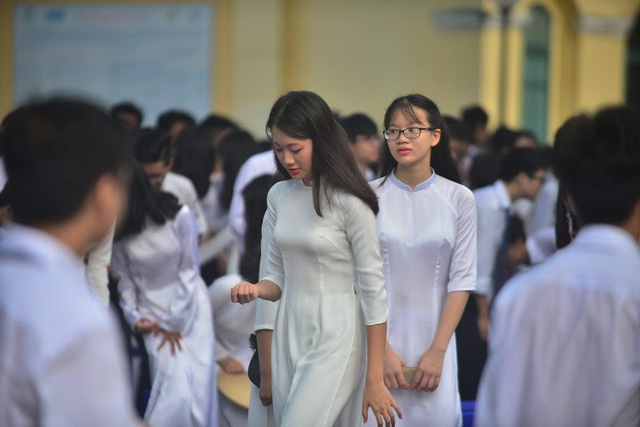 Thướt tha tà áo dài trắng nữ sinh trong ngày khai trường - Ảnh 5.