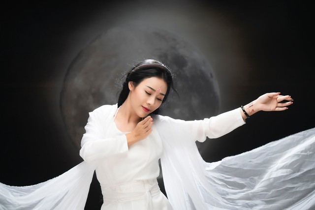 Ca sĩ Hoa Trần tung MV cover nhạc phim Diên Hi công lược với tạo hình bí ẩn - Ảnh 4.