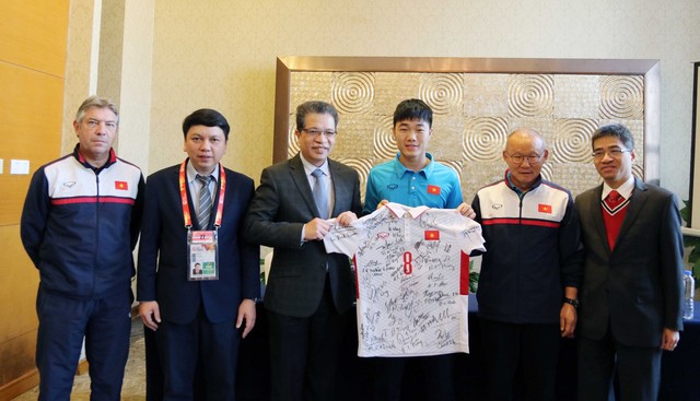 Đại sứ đặc mệnh toàn quyền Việt Nam tại Trung Quốc thăm và tặng thưởng ĐT U23 Việt Nam - Ảnh 1.