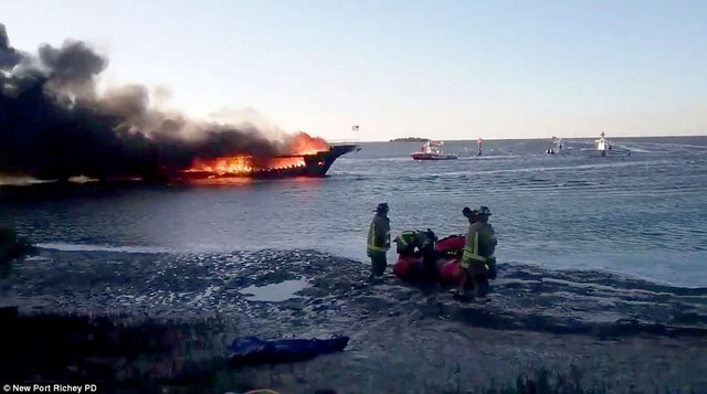 Du thuyền bốc cháy khi đang neo ở ven biển Florida, Mỹ - Ảnh 1.
