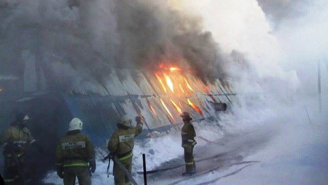 Hỏa hoạn nghiêm trọng ở một xưởng giày tại Nga - Ảnh 3.