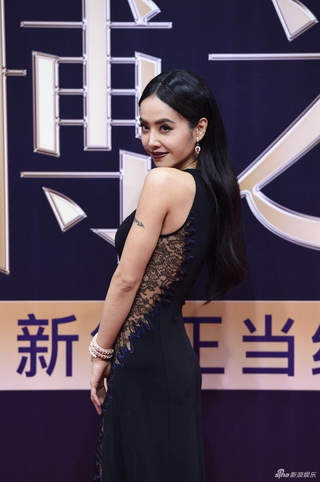 Angelababy lấn át dàn mỹ nhân trên thảm đỏ Đêm hội Weibo 2018 - Ảnh 15.