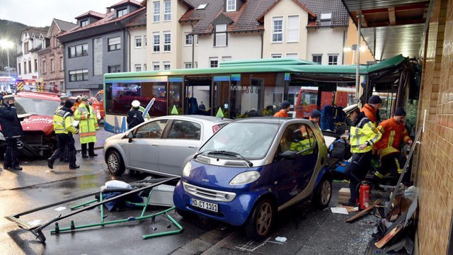 Tai nạn xe bus tại Đức, ít nhất 48 học sinh bị thương - Ảnh 2.