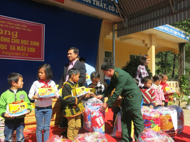 Mùa đông ấm với các em học sinh tỉnh Lạng Sơn - Ảnh 8.