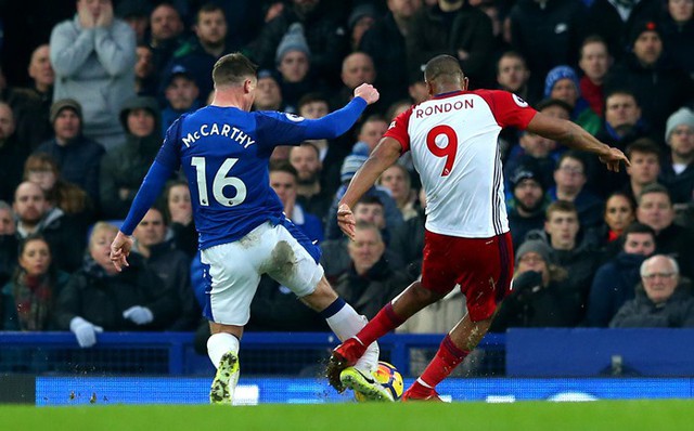Sao Everton dính chấn thương kinh hoàng khiến đối thủ rơi lệ - Ảnh 1.