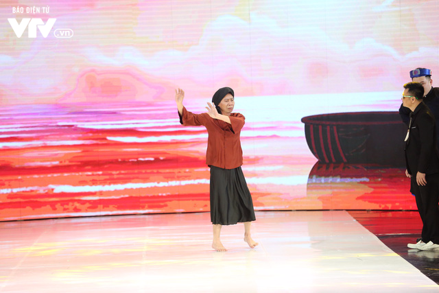 Công Lý hóa bà lão nhảy sạp cùng Hồng Vân trên sân khấu Gala cười 2018 - Ảnh 4.