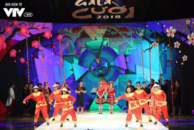 Công Lý hóa bà lão nhảy sạp cùng Hồng Vân trên sân khấu Gala cười 2018 - Ảnh 1.