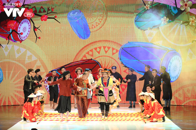 Công Lý hóa bà lão nhảy sạp cùng Hồng Vân trên sân khấu Gala cười 2018 - Ảnh 5.