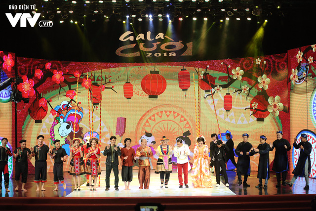 Công Lý hóa bà lão nhảy sạp cùng Hồng Vân trên sân khấu Gala cười 2018 - Ảnh 9.
