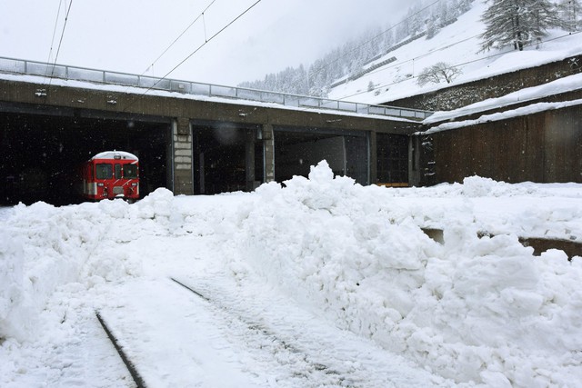 Hơn 13.000 du khách mắc kẹt ở khu trượt tuyết Thụy Sĩ - Ảnh 2.