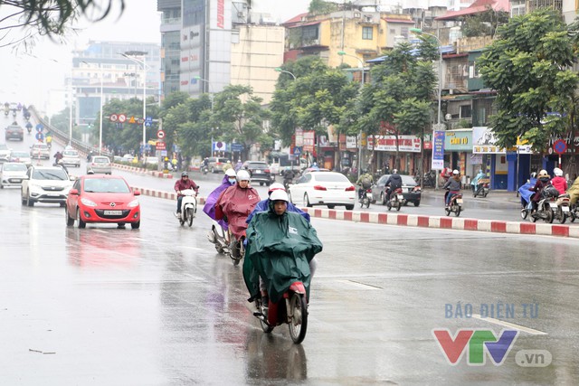 Người dân Hà Nội tiếp tục “dầm mưa” trong giá rét - Ảnh 1.