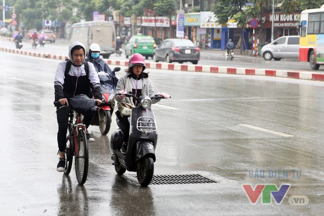 Người dân Hà Nội tiếp tục “dầm mưa” trong giá rét - Ảnh 8.