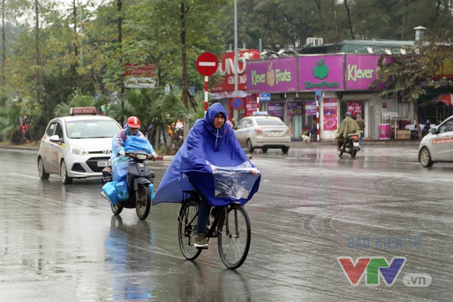 Người dân Hà Nội tiếp tục “dầm mưa” trong giá rét - Ảnh 6.