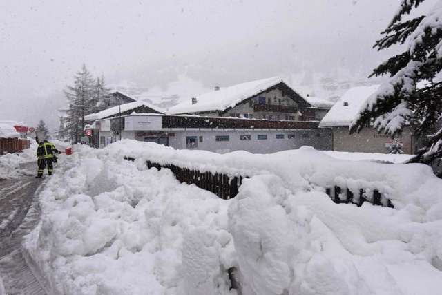 Hơn 13.000 du khách mắc kẹt ở khu trượt tuyết Thụy Sĩ - Ảnh 3.