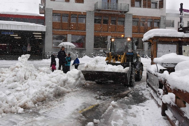 Hơn 13.000 du khách mắc kẹt ở khu trượt tuyết Thụy Sĩ - Ảnh 5.