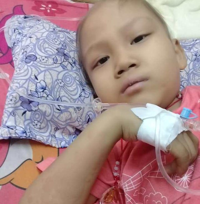 Ước mơ đến trường của cô bé mất 1 chân vì bệnh ung thư - Ảnh 2.