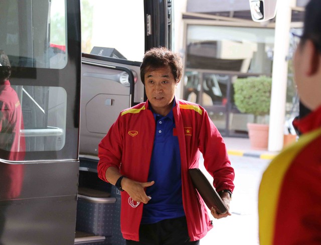 ĐT Việt Nam tới Al Ain bằng xe bus, chuẩn bị cho trận quyết định với ĐT Yemen - Ảnh 2.