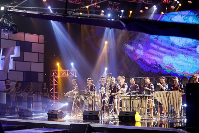 Nhóm nhạc 100 thành viên khiến 4 HLV Ban nhạc Việt phấn khích - Ảnh 3.