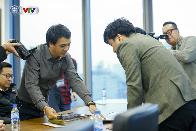Nhà báo Phan Ngọc Tiến nhận kỷ niệm chương đặc biệt của Đài truyền hình Chosun (Hàn Quốc) - Ảnh 2.