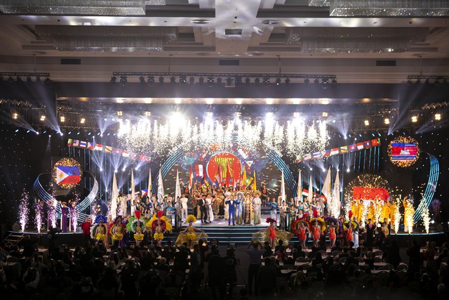 Hoa hậu Tiểu Vy quyền lực như Hoàng hậu trên sân khấu ở Hạ Long - Ảnh 10.