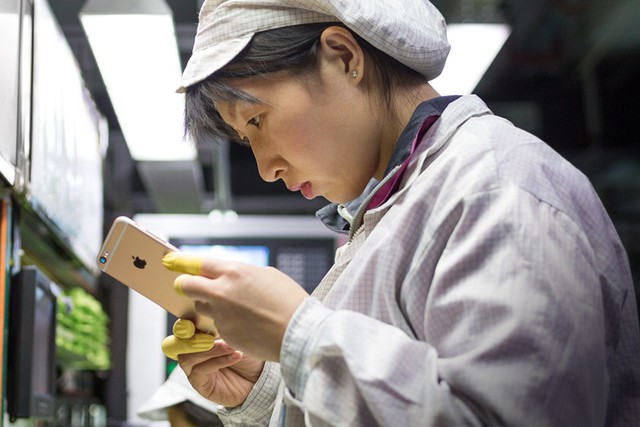 Foxconn sa thải 50.000 công nhân lắp ráp iPhone - Ảnh 1.