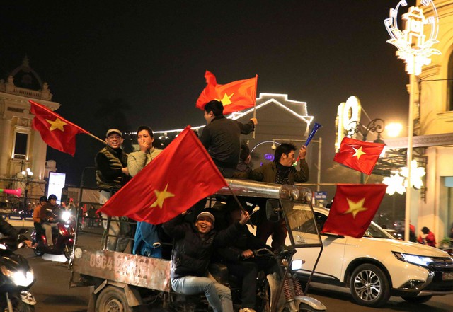 Đường phố Hà Nội rợp cờ ăn mừng đội tuyển Việt Nam vào tứ kết Asian Cup 2019 - Ảnh 2.