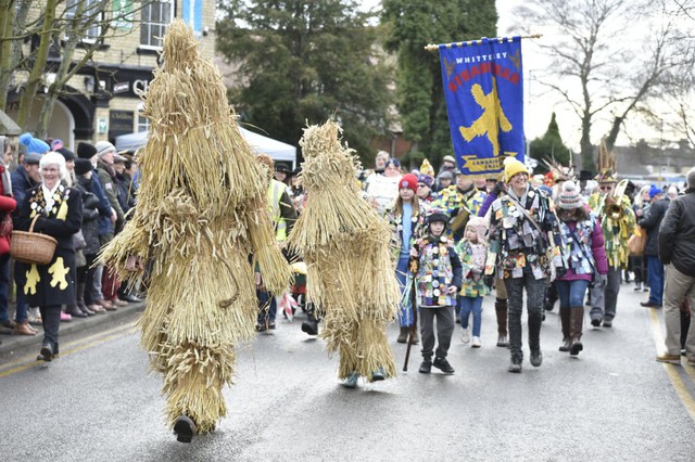 Người dân Anh xuống đường tham dự lễ hội Gấu rơm thường niên - Ảnh 4.