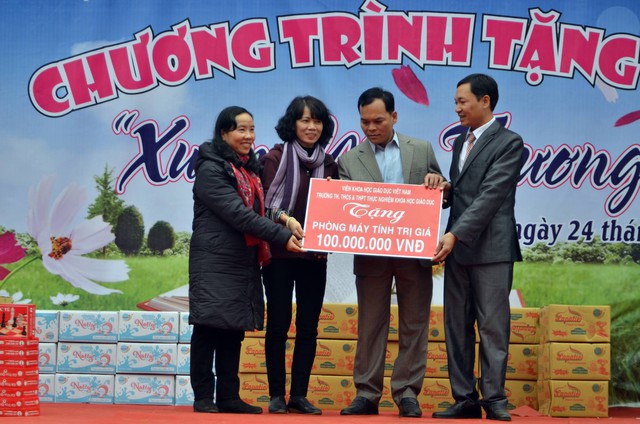 Quỹ Tấm lòng Việt trao tặng 50 suất học bổng cho học sinh nghèo tại Lạc Sơn, Hòa Bình - Ảnh 2.