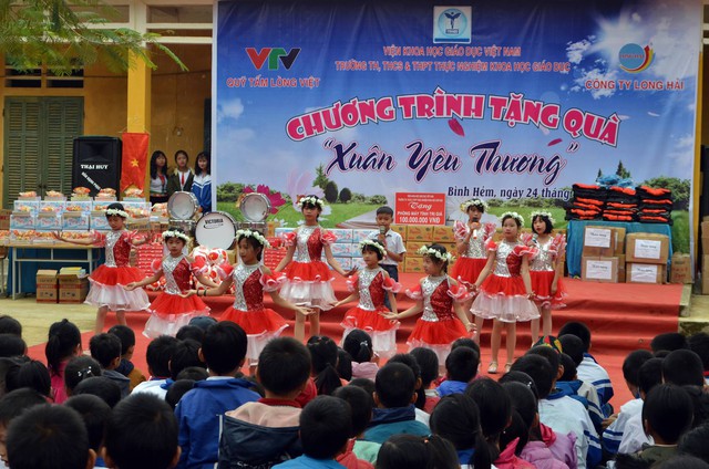 Quỹ Tấm lòng Việt trao tặng 50 suất học bổng cho học sinh nghèo tại Lạc Sơn, Hòa Bình - Ảnh 1.