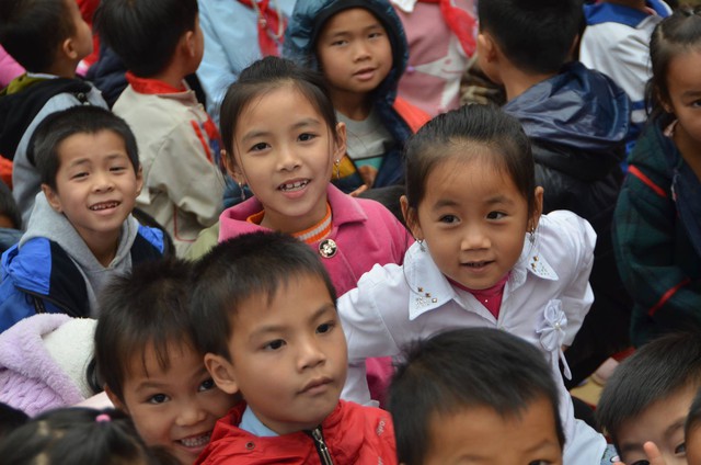 Quỹ Tấm lòng Việt trao tặng 50 suất học bổng cho học sinh nghèo tại Lạc Sơn, Hòa Bình - Ảnh 11.