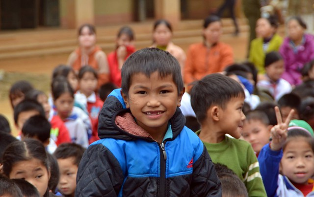 Quỹ Tấm lòng Việt trao tặng 50 suất học bổng cho học sinh nghèo tại Lạc Sơn, Hòa Bình - Ảnh 12.