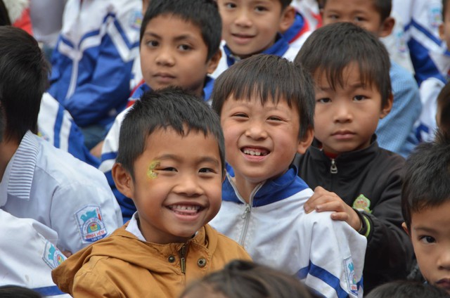 Quỹ Tấm lòng Việt trao tặng 50 suất học bổng cho học sinh nghèo tại Lạc Sơn, Hòa Bình - Ảnh 10.